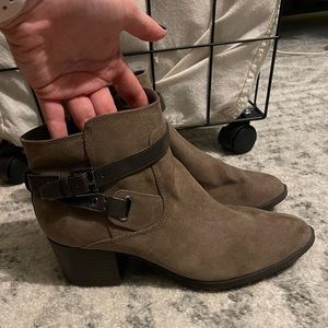 Perfect fall low heel bootie. Only worn once. I’m good shape